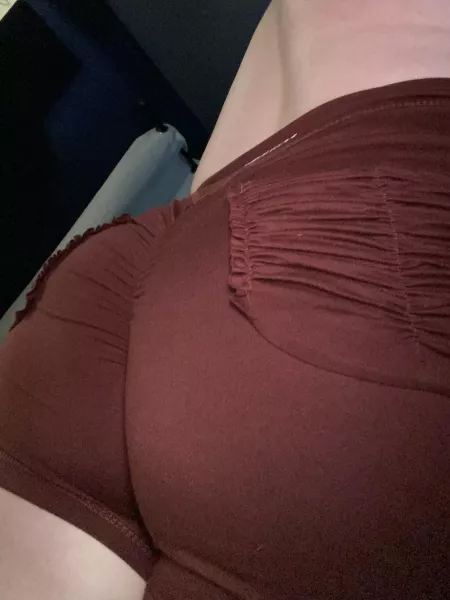 Not leggings, but short leggings that make the ass pop! Not leggings, but short leggings that make the ass pop!
