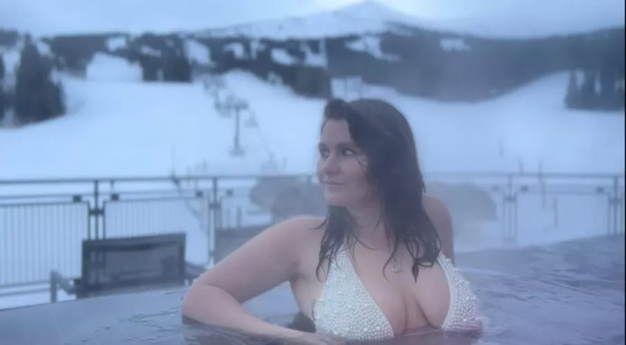 Nothing better than relaxing in the hot tub after a solid day on the slopes.. ❄️