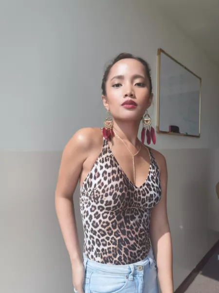 Nothing ever goes wrong with animal print outfit in the office! [f]