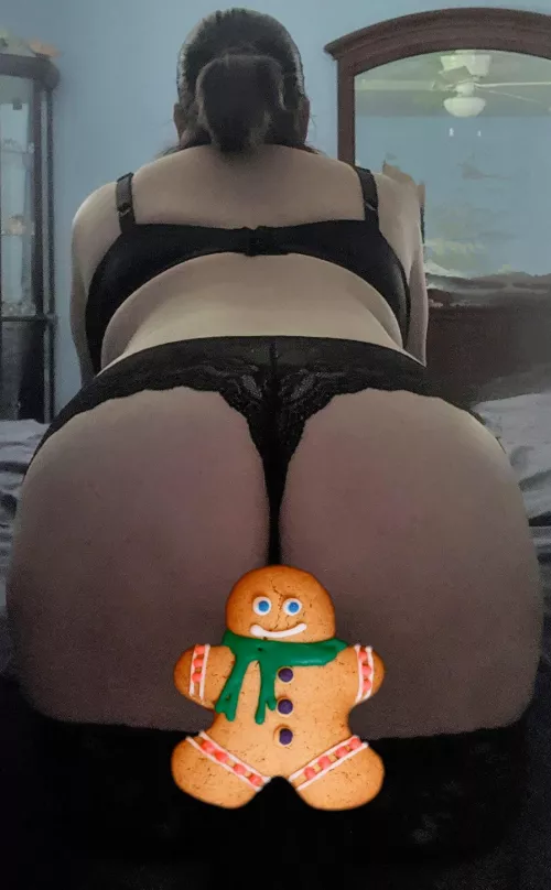 Now where does that Gingerbread Man think he's going? And why is his smile so big? 🤔 (f)