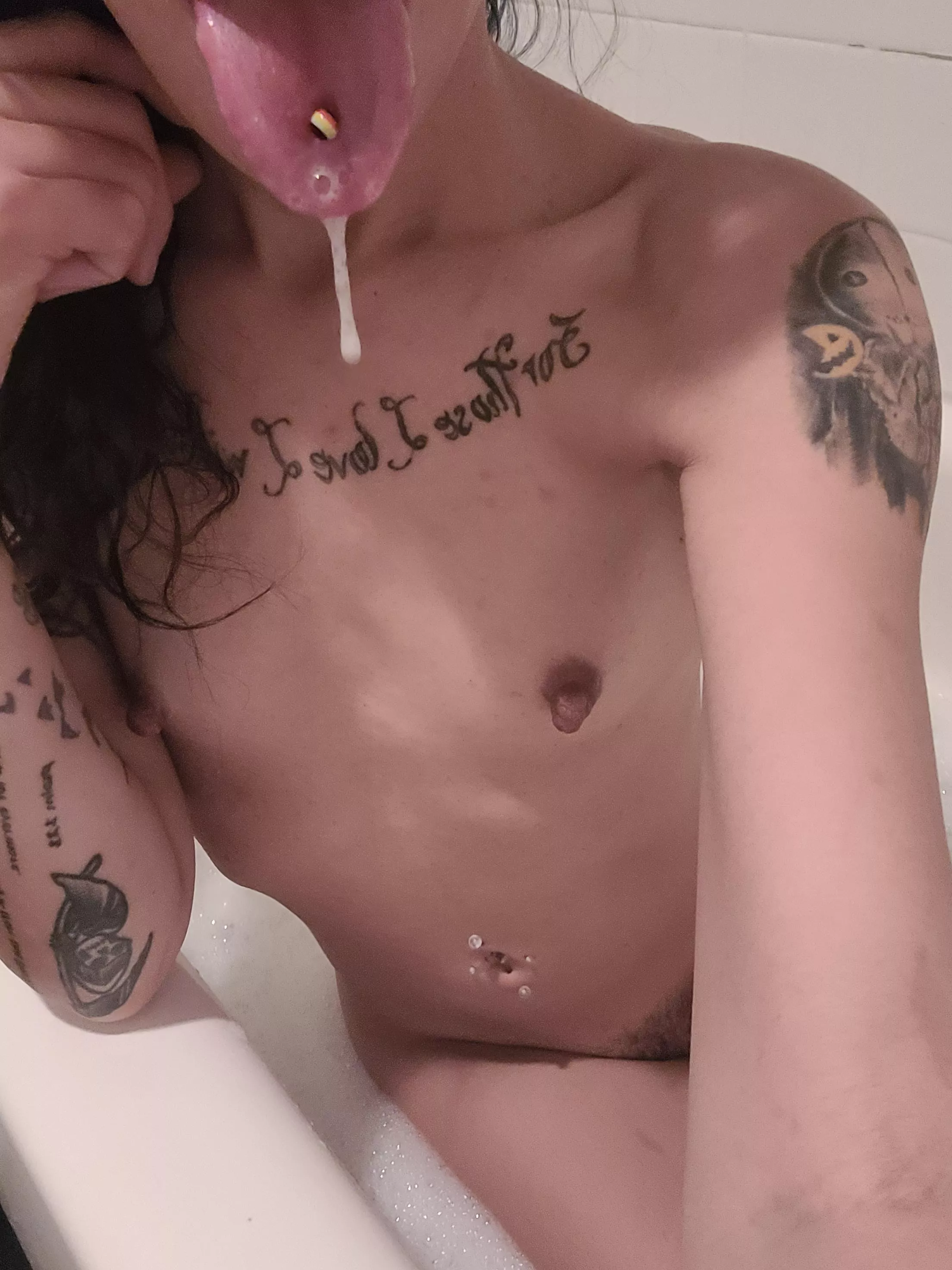 (NSFW) bath time bubbles and beer! Come check me out ;) link in bio. I'll do my best you fulfill your desires ?