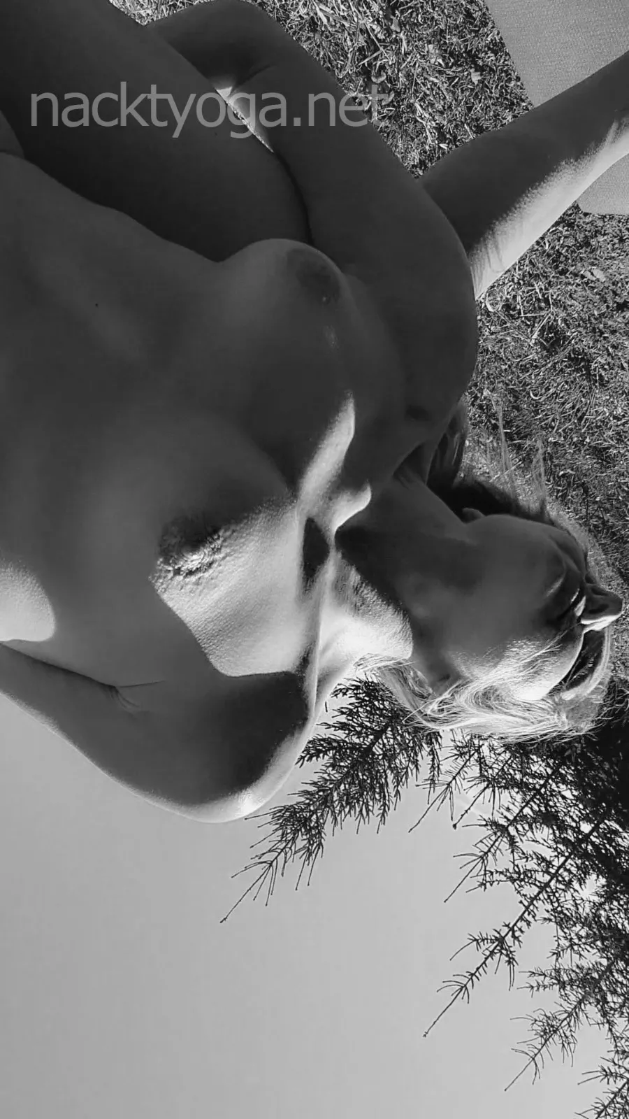 Nudeyogaart Outdoorshooting on my https://onlyfans.com/nudeyogini_ambika 💯🙏🥰🧘‍♀️