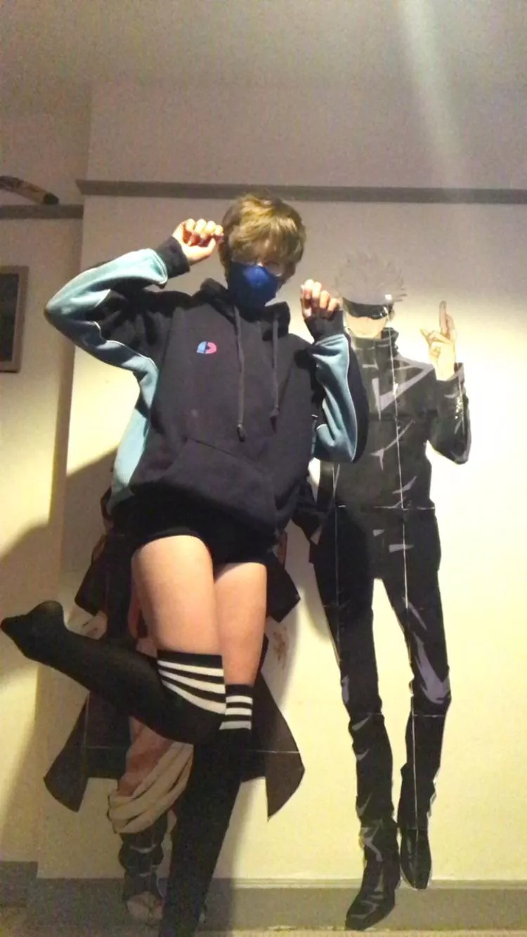 nya :3 (old picture so don’t mind the posters behind me)