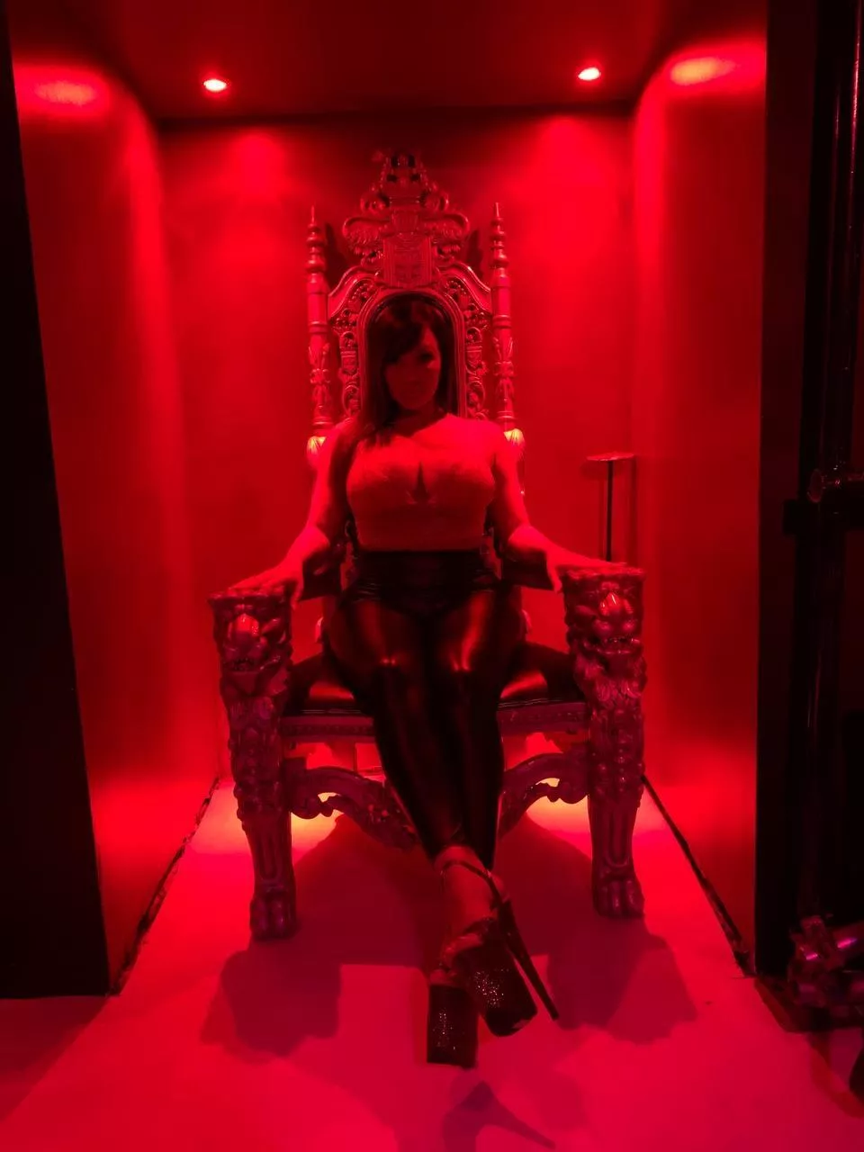 Obeying looks good on a little pet like you 😈⛓🗝