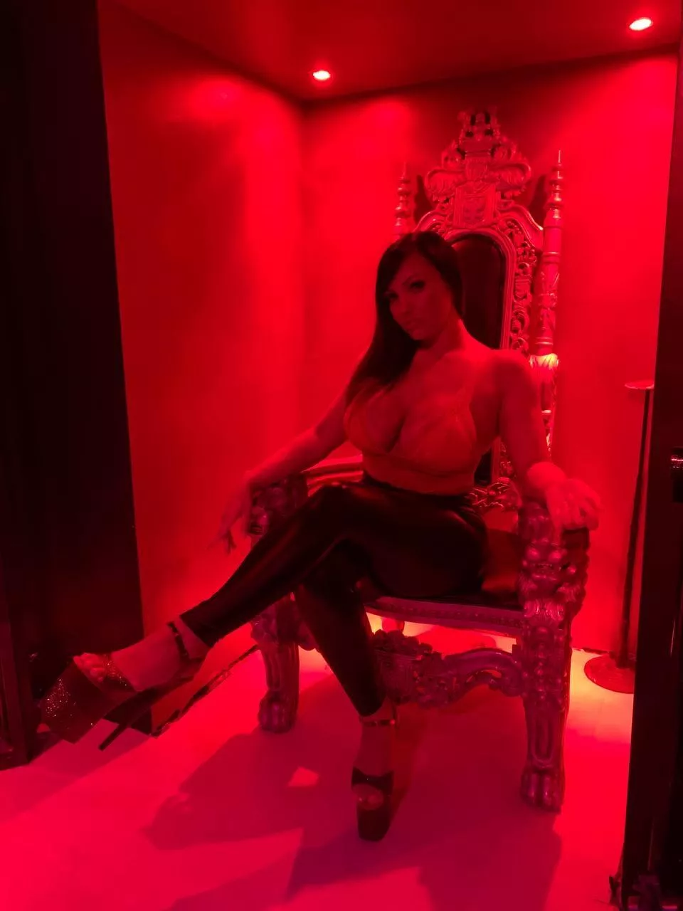 Obeying looks good on a little pet like you 😈⛓🗝