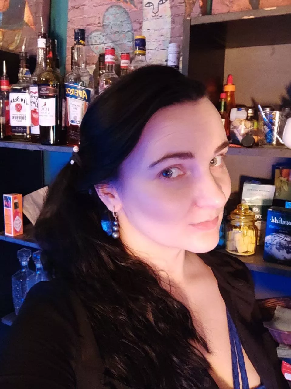 oh, mom's ass is so big that it doesn't fit in bed