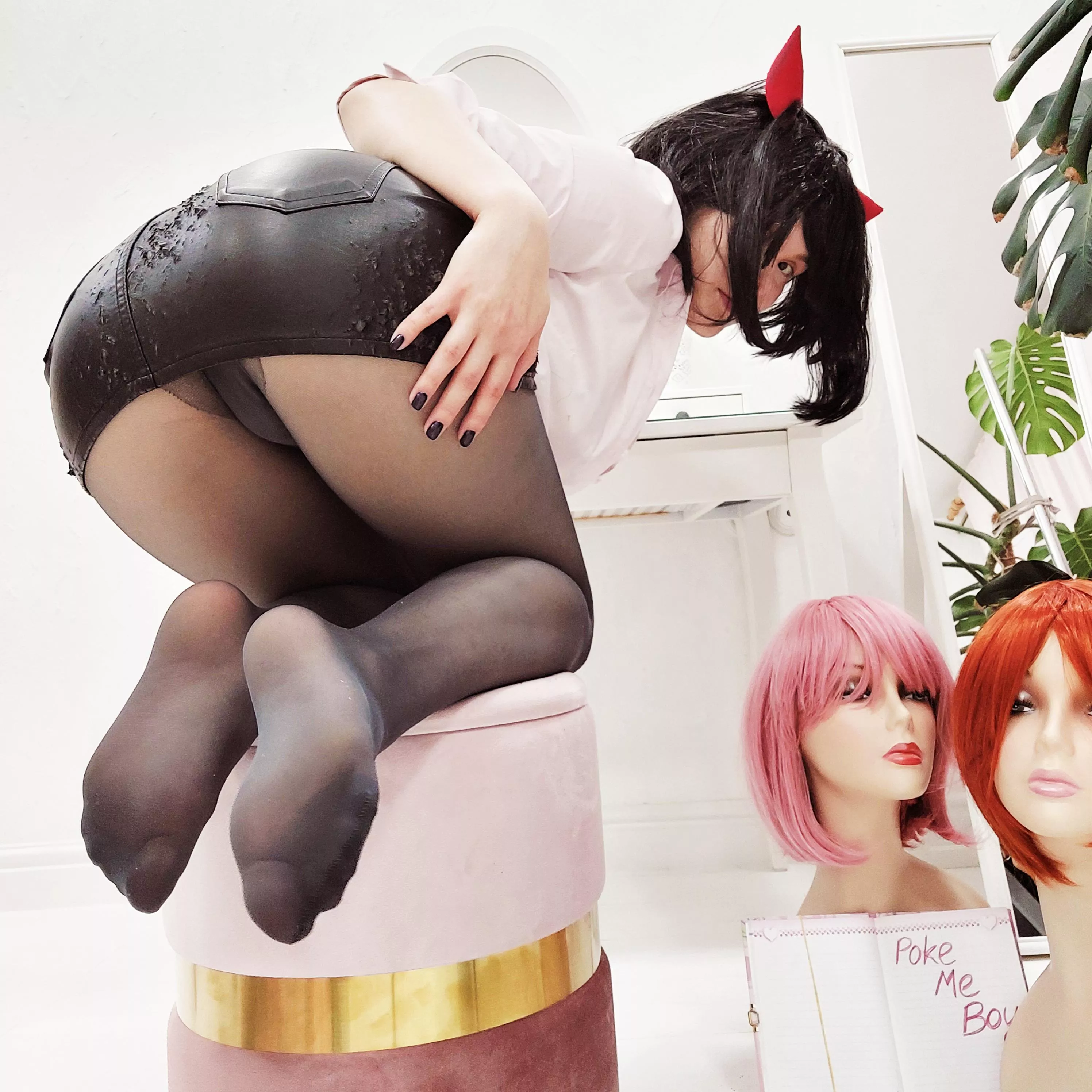 Oh no! My skirt cracked under the pressure! [f]