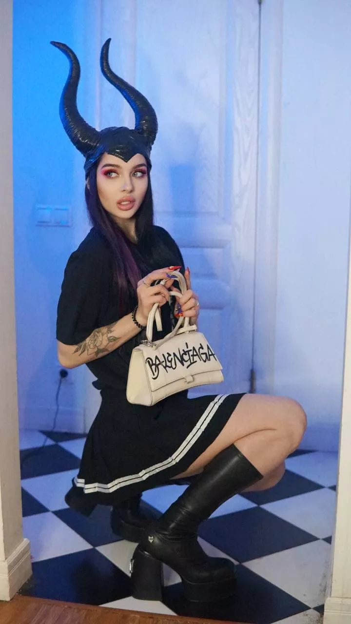 Oh please, I need you Give me your kiss I wanna dance with you just do