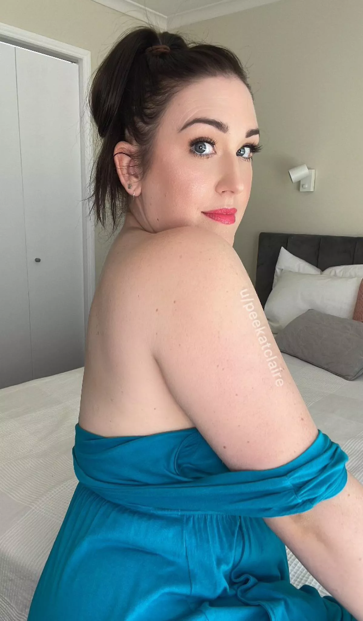 Oh to feel your fingertips run over my shoulder and your breath on my neck Oh to feel your fingertips run over my shoulder and your breath on my neck