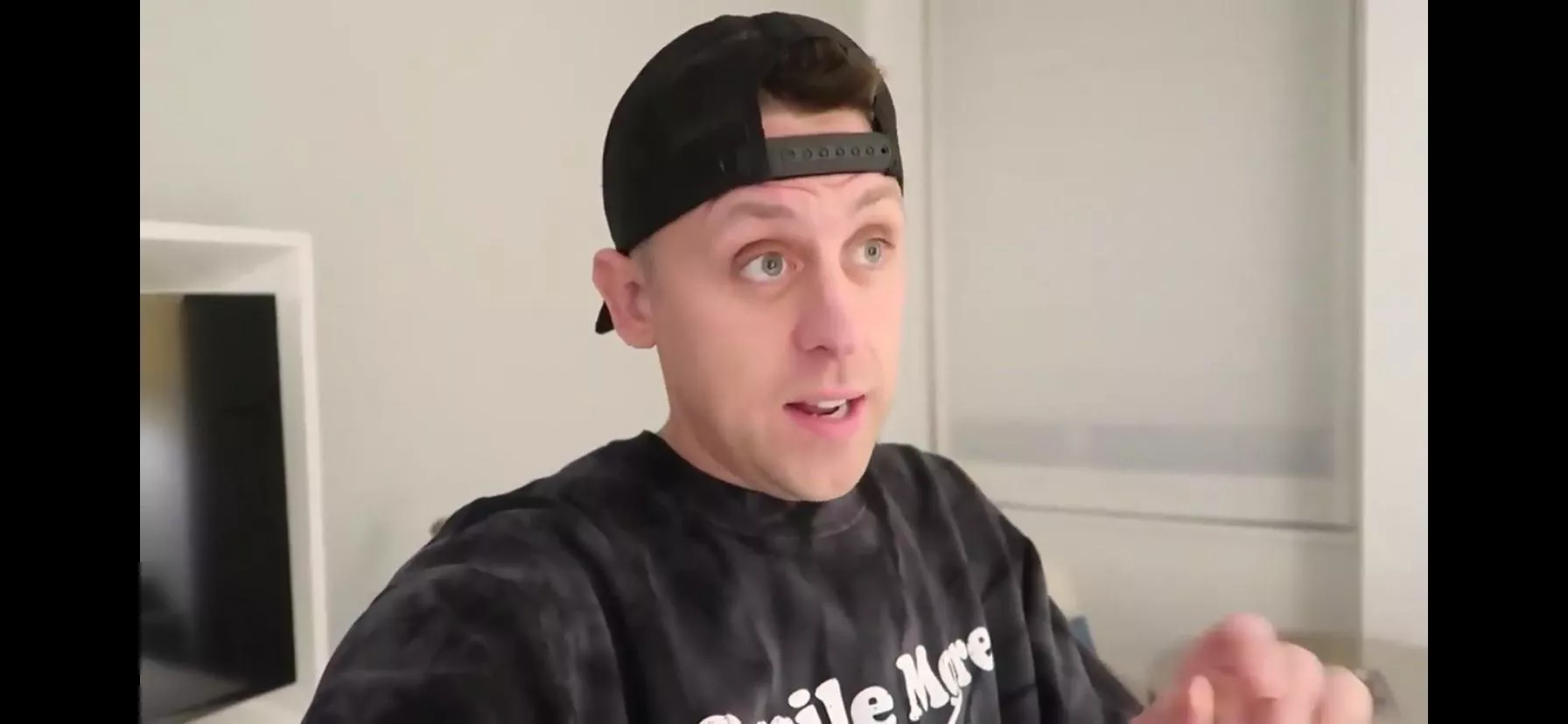 😑 ok! So for all those that are calling me “ill” and on drugs I guess I’m gonna have to provide concrete proof they hide things in vlogs. Very low frame would be easily missed.