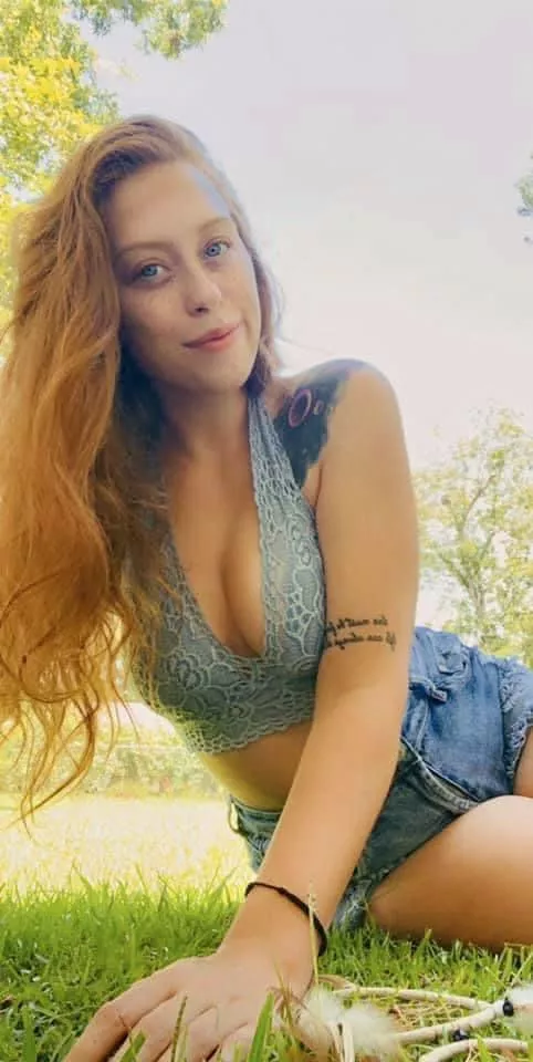 okay we pullin an all nighter 💪 here’s a picture of a random selfie shoot in my yard 😋 okay we pullin an all nighter 💪 here’s a picture of a random selfie shoot in my yard 😋