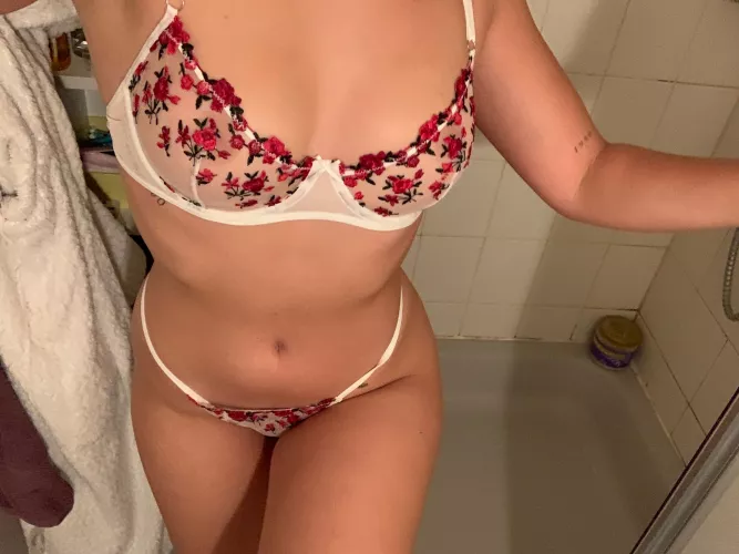 Older men into me? by any chance? 18.. Older men into me? by any chance? 18..