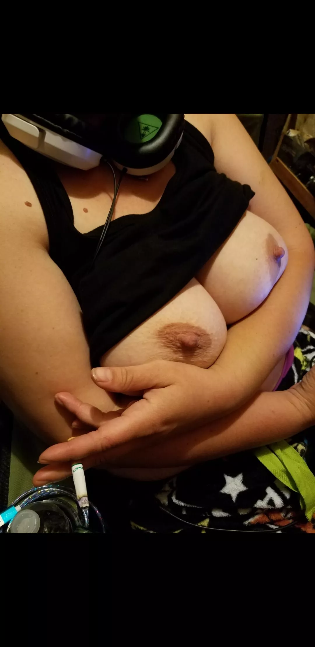 Omg I just got caught by the ups guy with my top up taking a picture for on here 🤭 ....so I just asked him to take it😂😂😈 FUCK I'm so horny now, poor dude was so nervous he was shaking😂😂