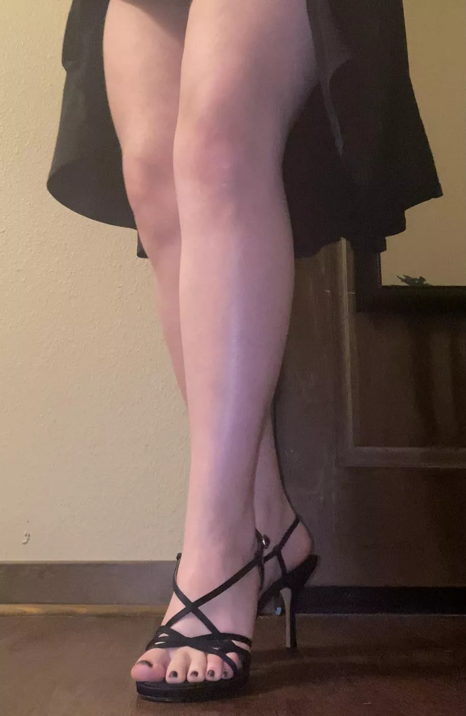 Omg I love how my legs and toes look!! What do you think? π₯° what food would you like to see them covered in? Omg I love how my legs and toes look!! What do you think? π₯° what food would you like to see them covered in?