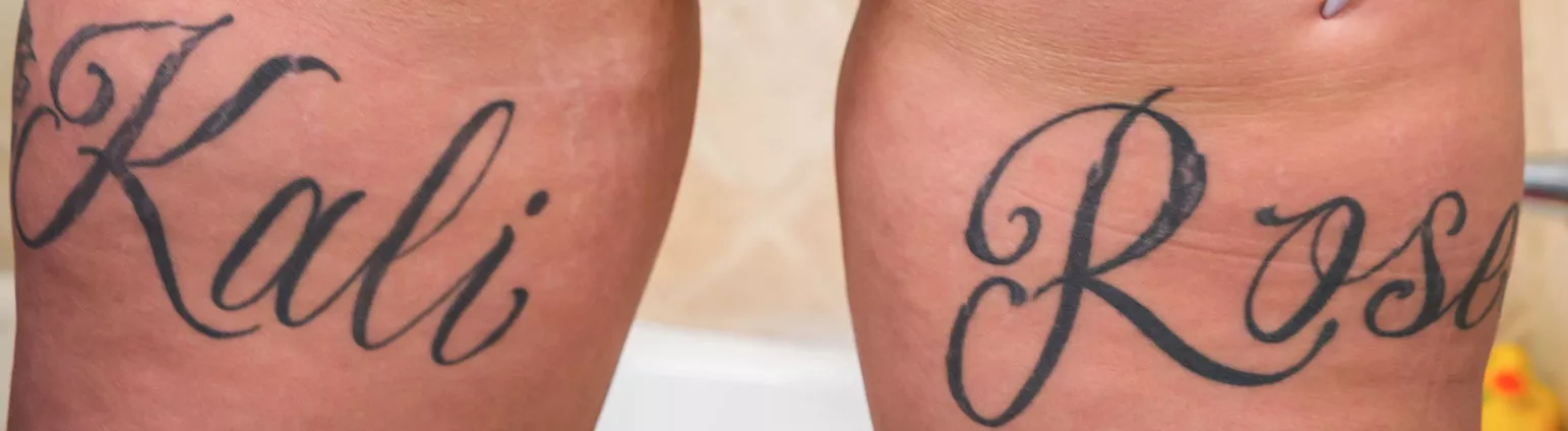 OMG, stretch marks on her signature tattoos!!! ?