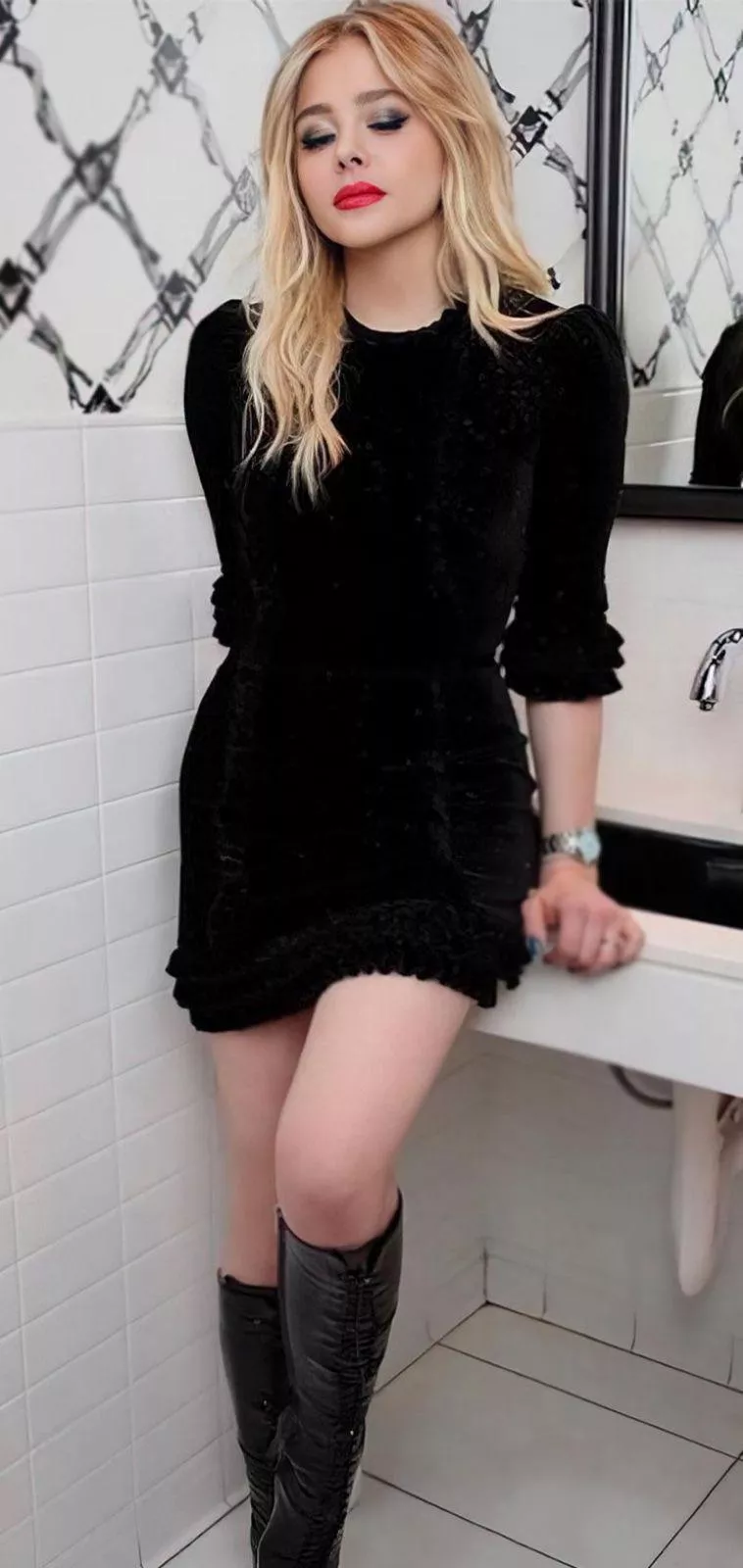 On a quick break at work. Make me cum to Chloe Moretz before I have to go back On a quick break at work. Make me cum to Chloe Moretz before I have to go back