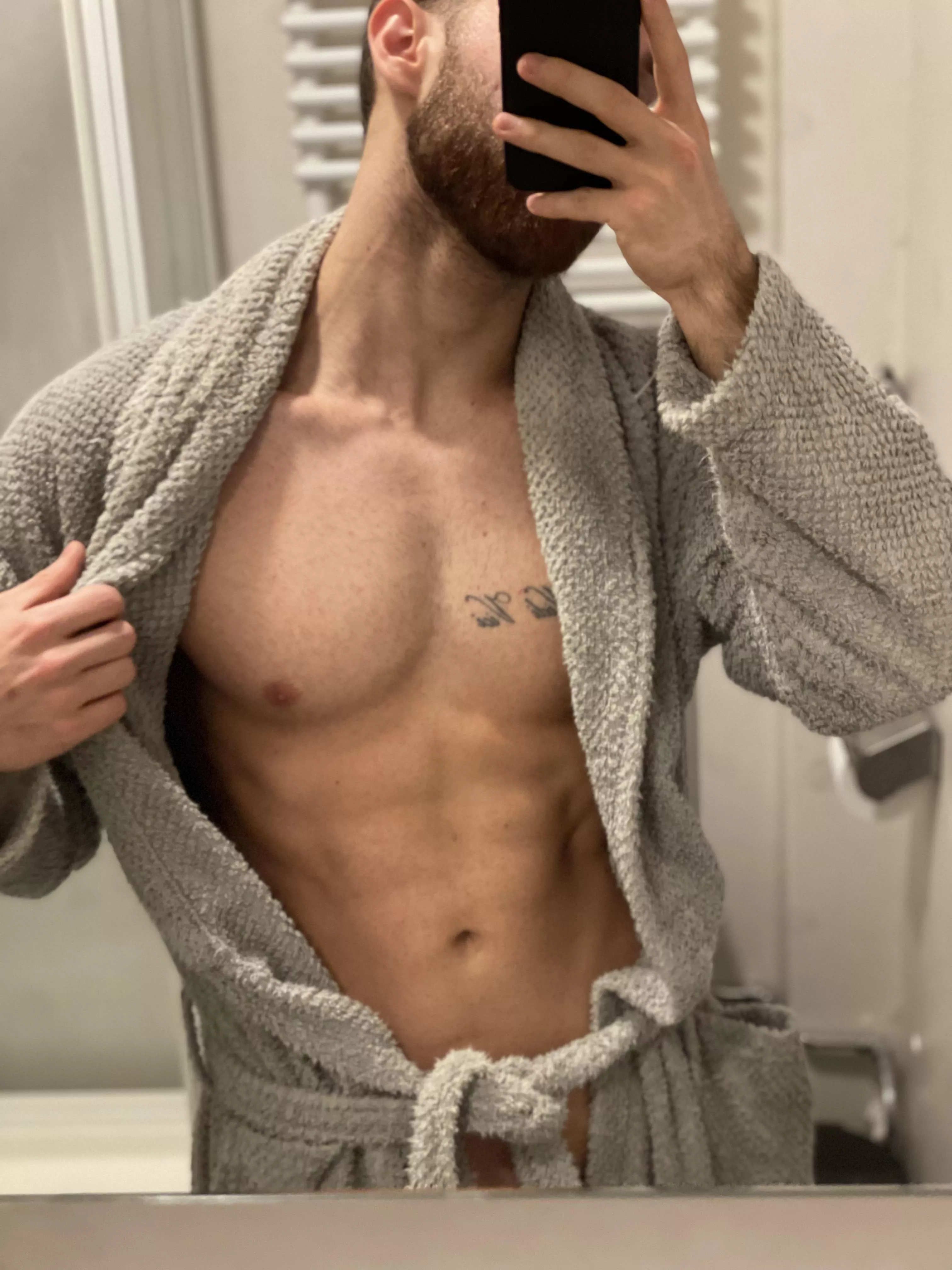 One get’s to untie, one get’s to watch 🤤