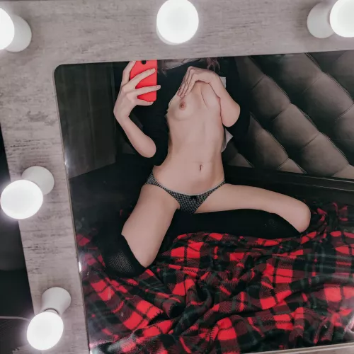 One mirror selfie from me, one arousal from you. Deal? One mirror selfie from me, one arousal from you. Deal?
