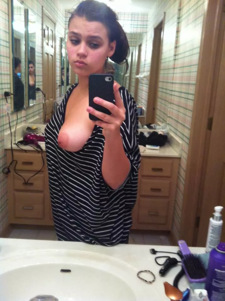 One nice tit out.. One nice tit out..