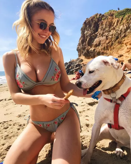 One thing often overlooked about Sydney Sweeney is she's got good boobs One thing often overlooked about Sydney Sweeney is she's got good boobs