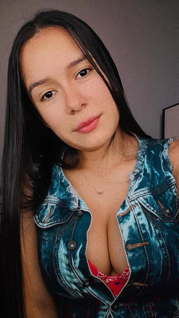 Online💖 https://chaturbate.com/b/avrillopez/