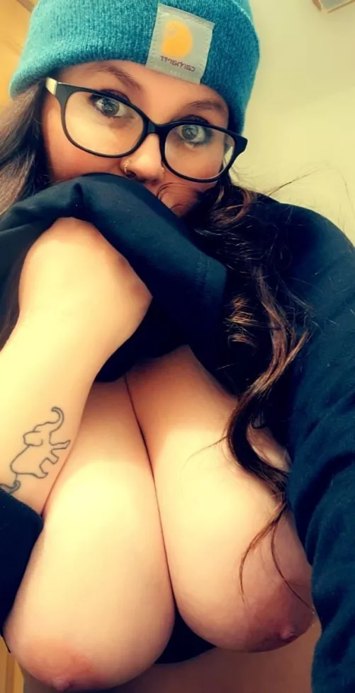 Only a few free spots left! 525 pics 35 videos, no ppv! Momdom, pussy play, bj, sext, dick ratings and much more! See you soon 😘