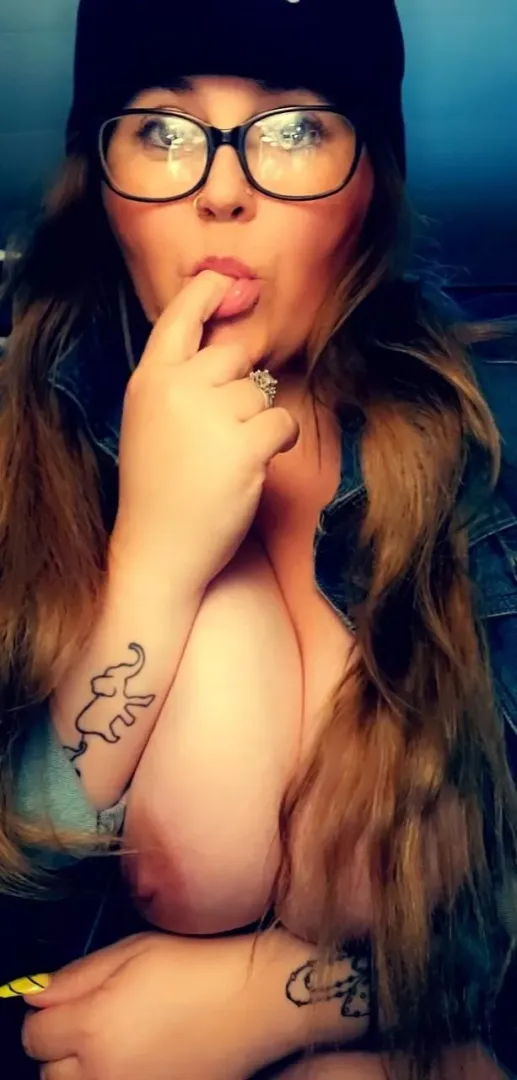 Only a few free spots left! 525 pics 35 videos, no ppv! Momdom, pussy play, bj, sext, dick ratings and much more! See you soon 😘