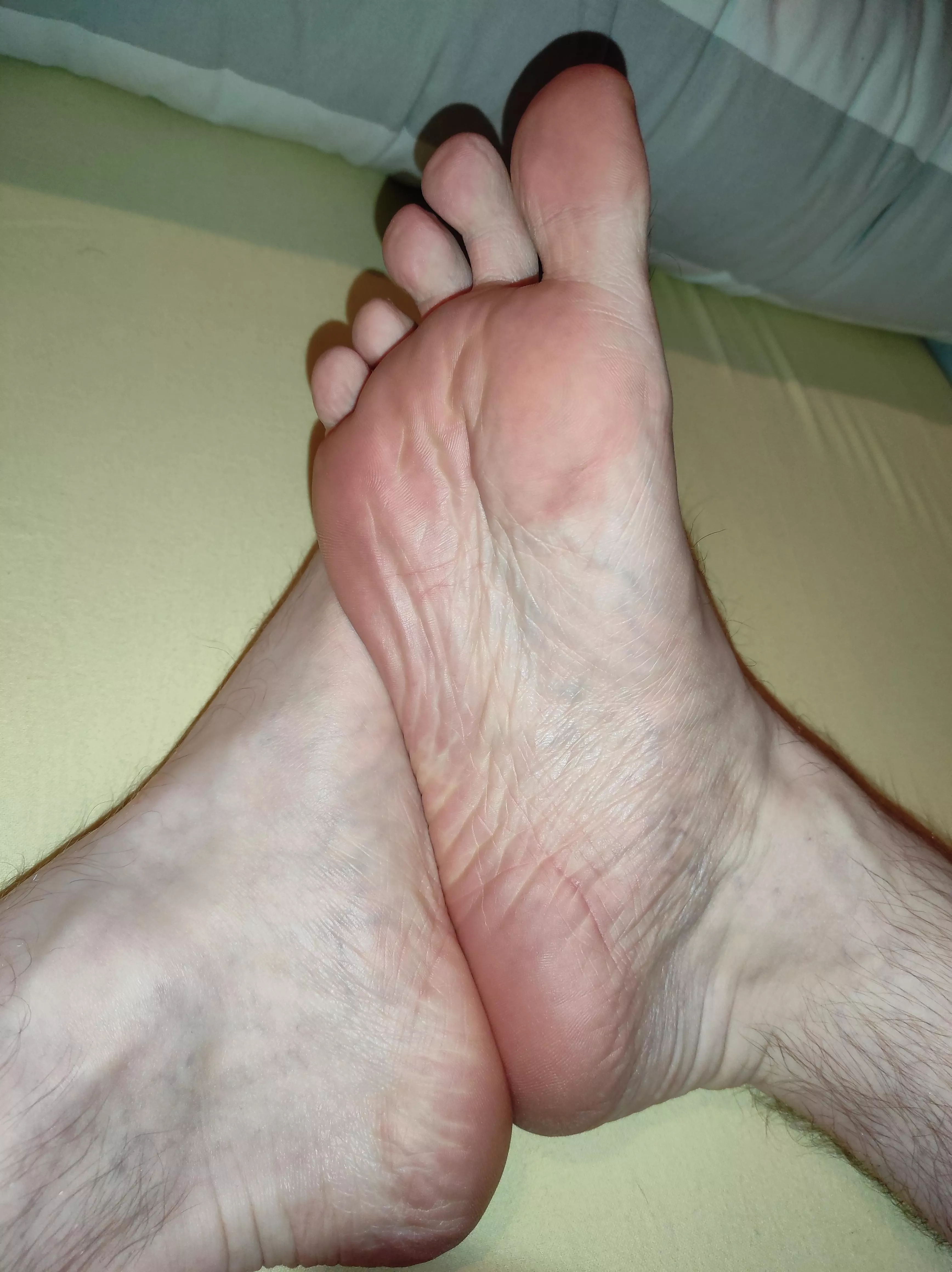 Only big tongues are allowed to lick these feet 😈