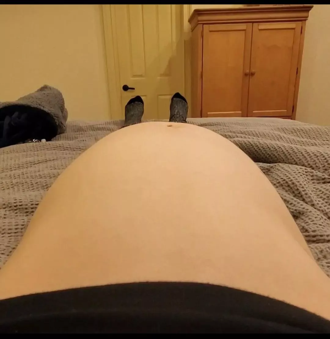 Oof, say hi to my inflated plump belly 🤤visit my profile for links