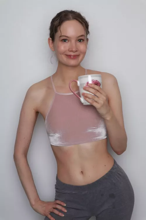 Oops! I spilled tea on my pants. [f]