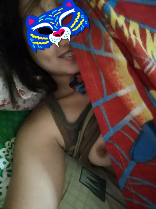 Oops may sumilip. π¬ (f)