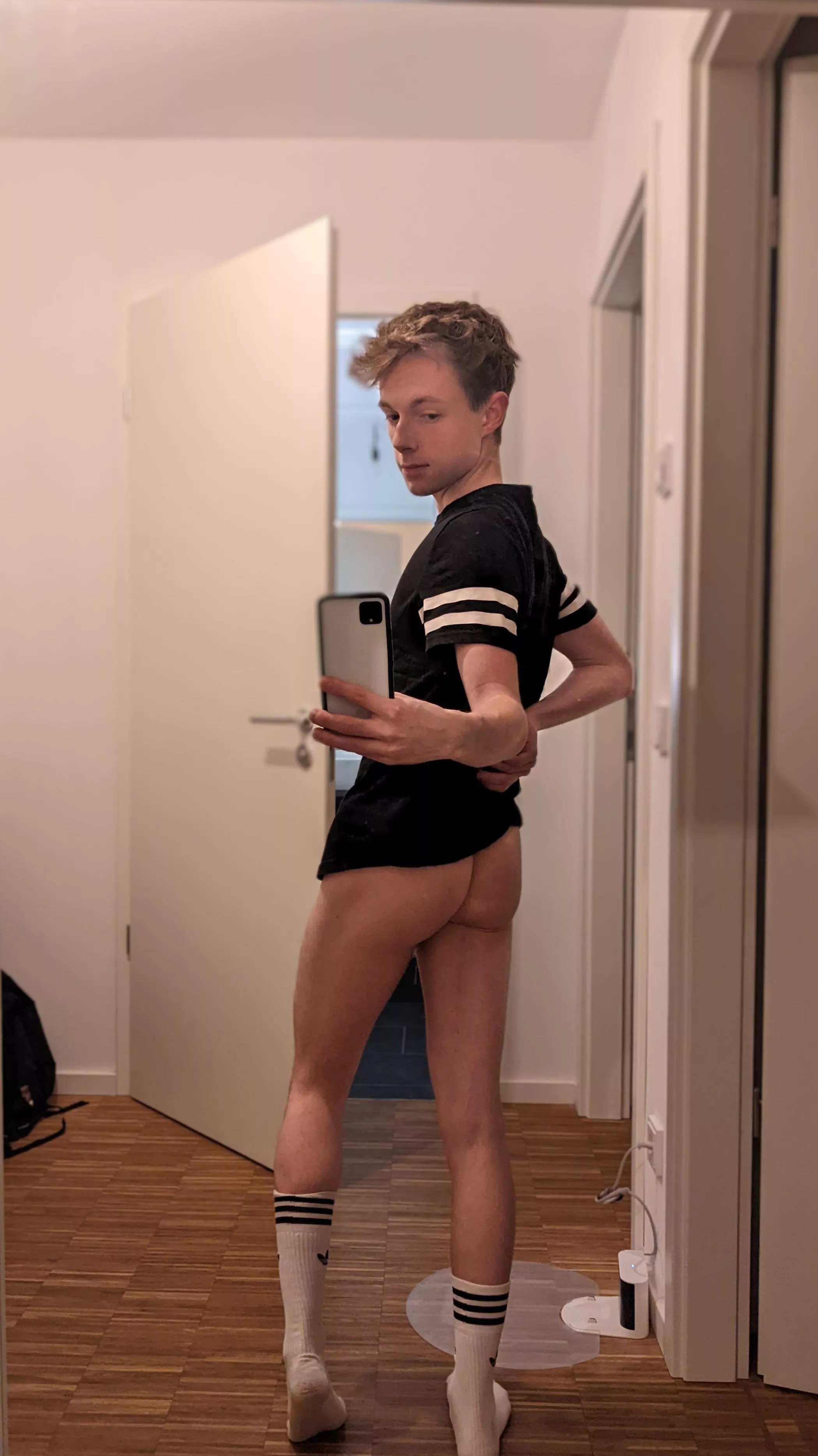 Oops, my shirt accidentally slipped up 🤭🥵