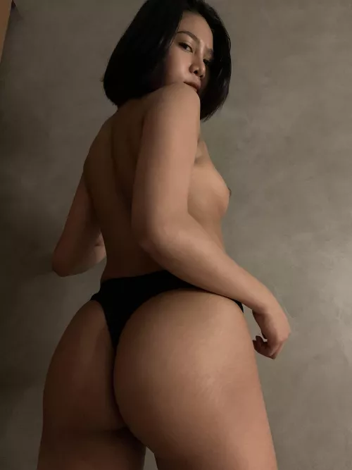 Oops something down there, it want to grab 🍑