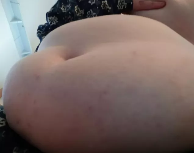 Oopsies, my favourite onesie doesn't button up after the holidays.... 😳🐷🐷