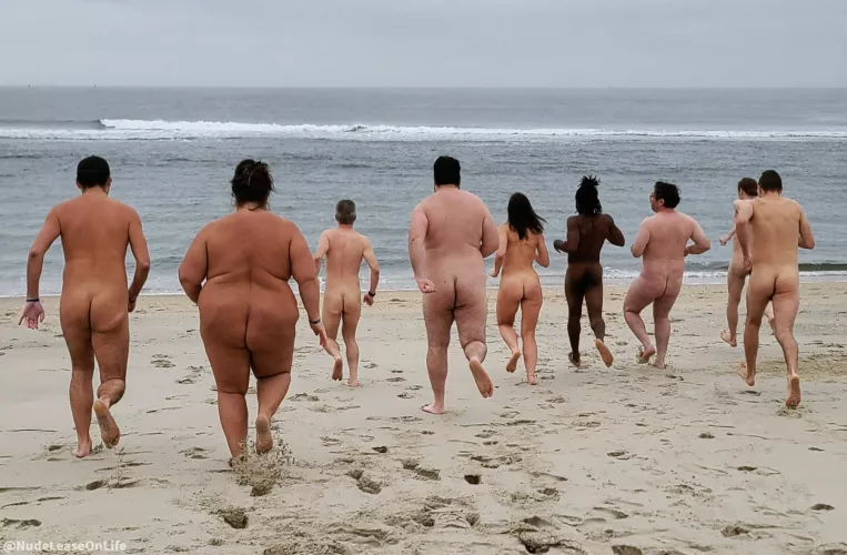 Our first Polar Bare Plunge at Gunnison Beach was a great success! Thanks to everyone who came out (many more than pictured here) and to the kind folks at Decent Exposure for helping to organize the event. Happy New Year everyone!! 🐻❄️🎉