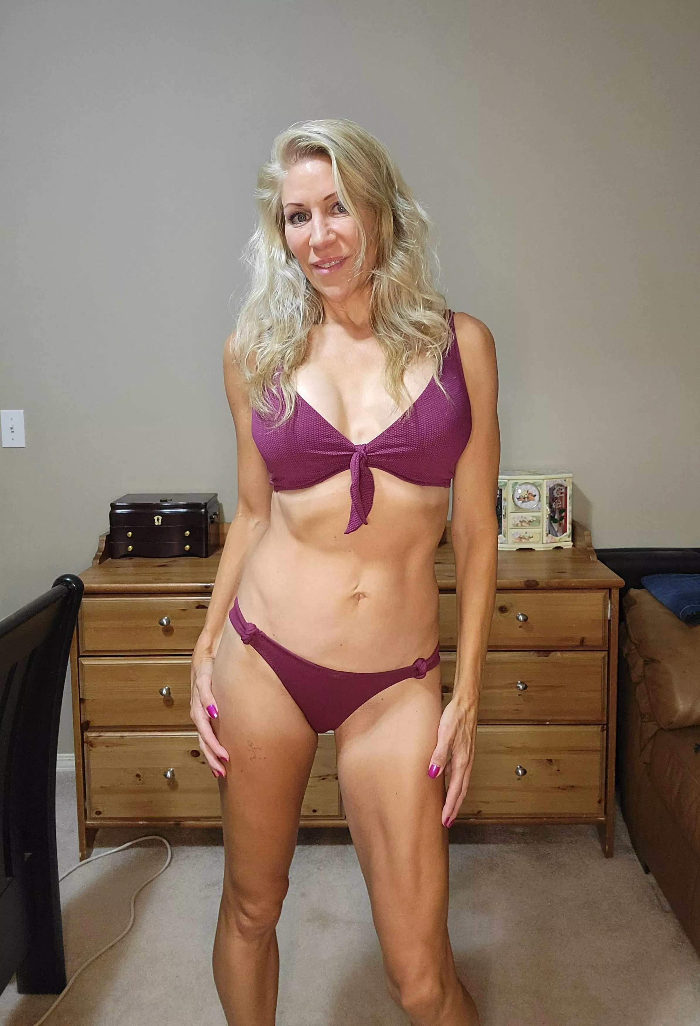 Over 50 (f) and an obsessive runner.