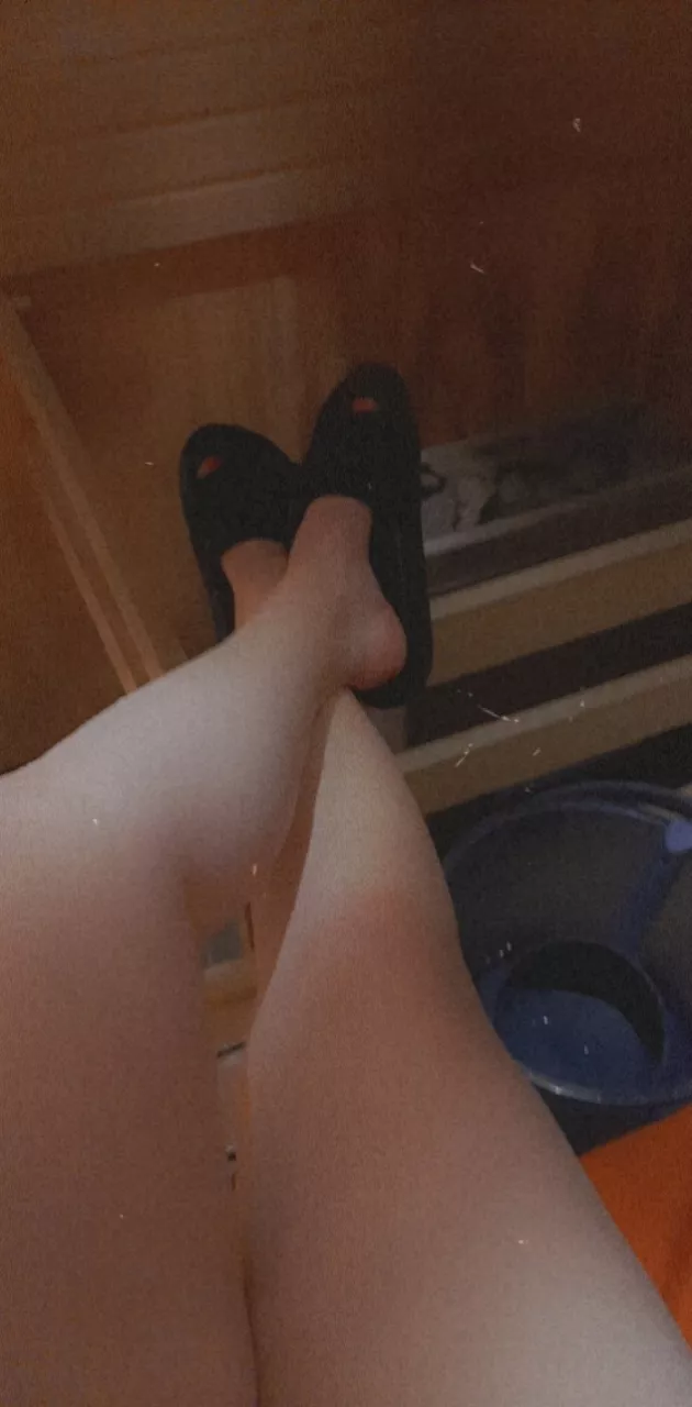 Pale Finnish legs in hot sauna 🔥🇫🇮 Kippis! 🍺
