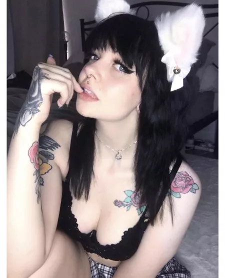 Pale skin, black hair, yep. Sounds like me ππ»ββοΈ