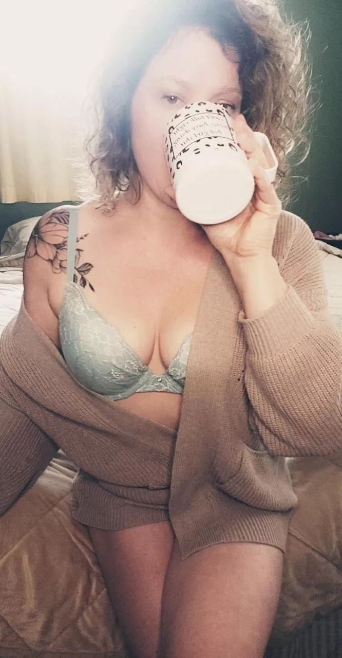 Pay no mind the bedhead and sleepy eyes 😴😘