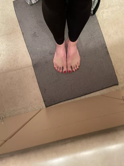 Pedi is Fresher than wet paint! Ok I lied, itβs dry. Lol Pedi is Fresher than wet paint! Ok I lied, itβs dry. Lol