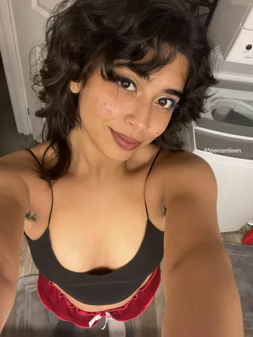 Peep the hairy armpits