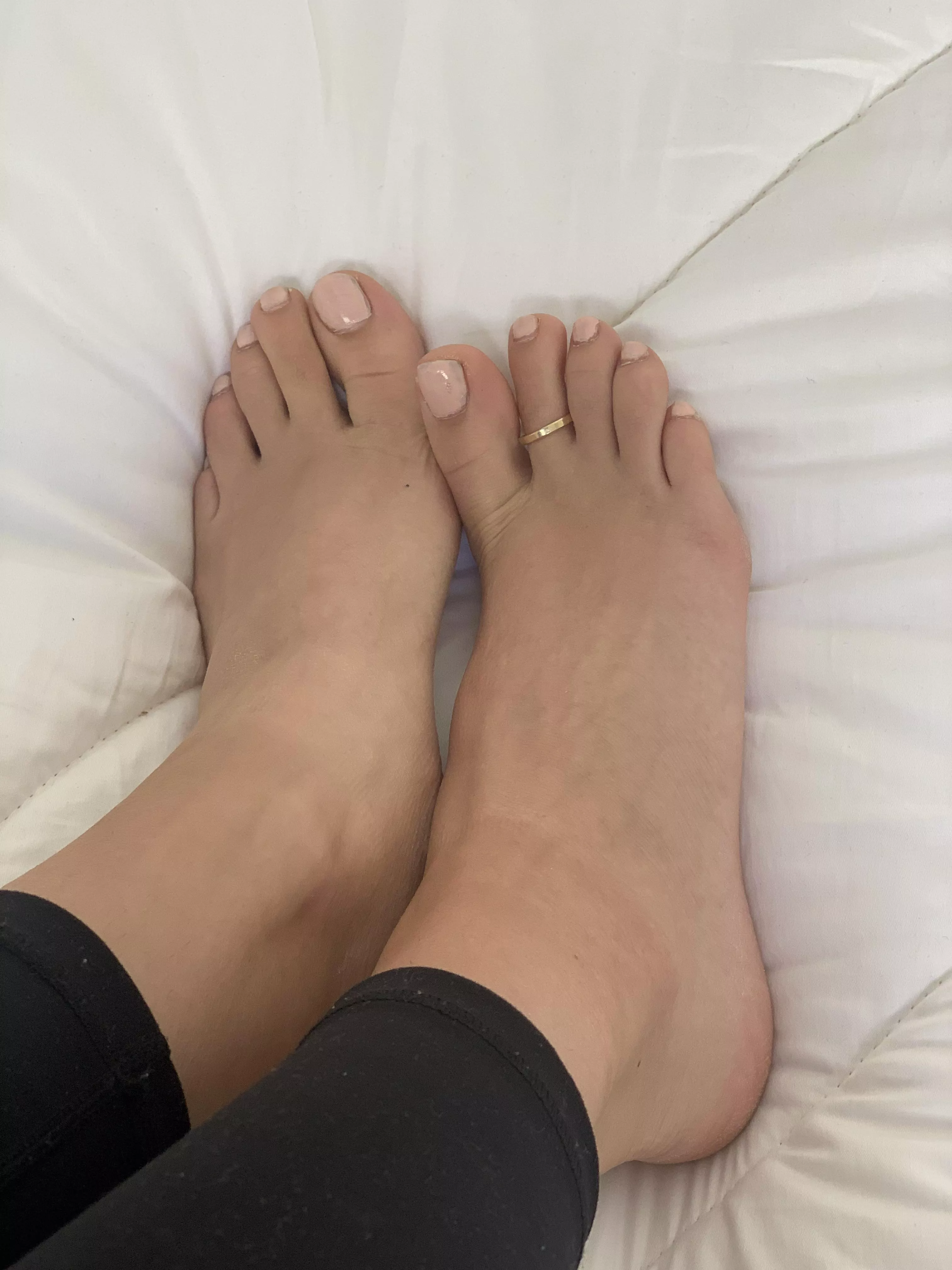 Petite feet and toes xxxx do you like toe rings ? Petite feet and toes xxxx do you like toe rings ?