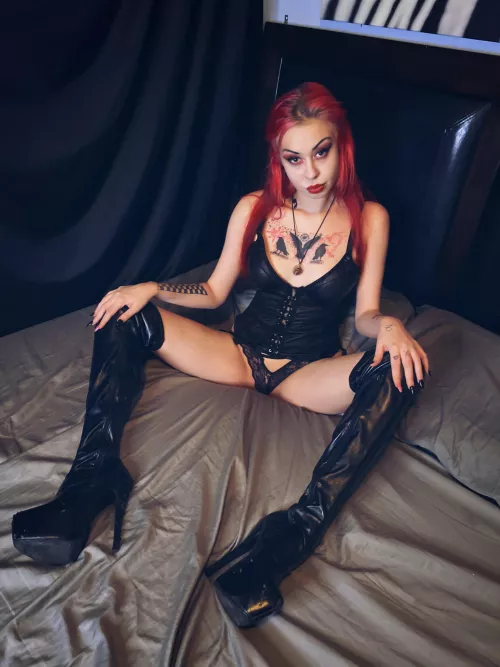 Petite horny goth babe 🖤 Cum see my porn and stripping videos🦇🔞free trial⬇️