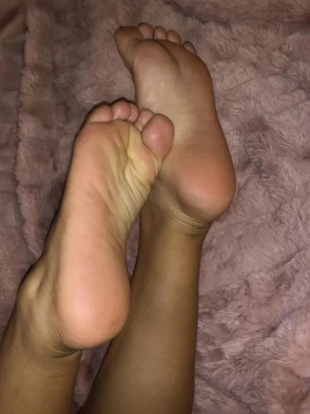 Petite Latina soles and toes šš