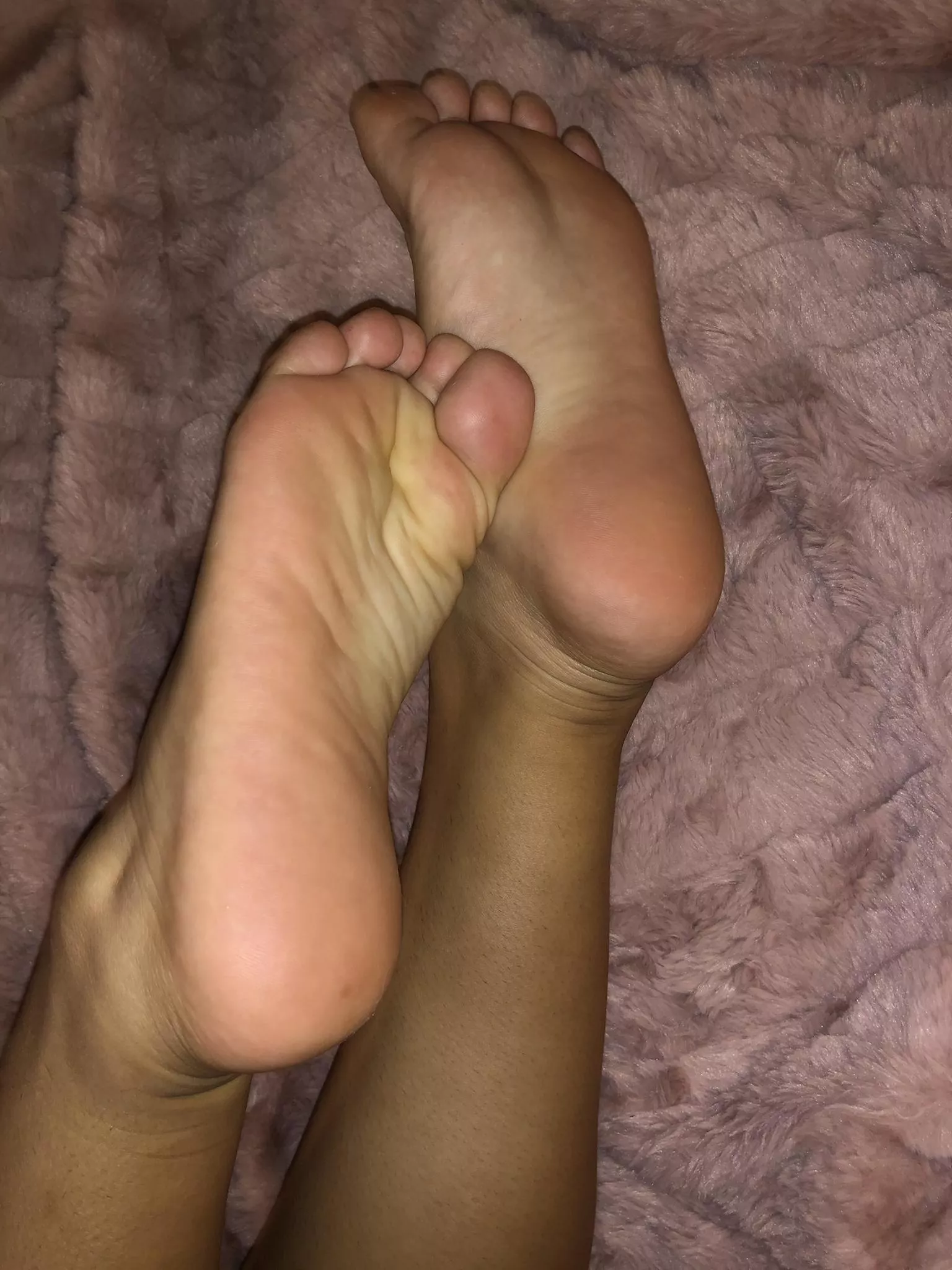Petite Latina soles and toes ππ
 Petite Latina soles and toes ππ