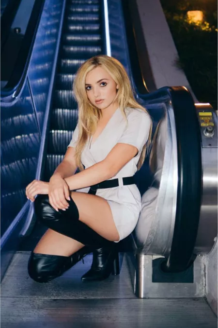 Peyton List is so unbelievably sexy, would love a night of hardcore sloppy sex with this blonde fuckdoll Peyton List is so unbelievably sexy, would love a night of hardcore sloppy sex with this blonde fuckdoll