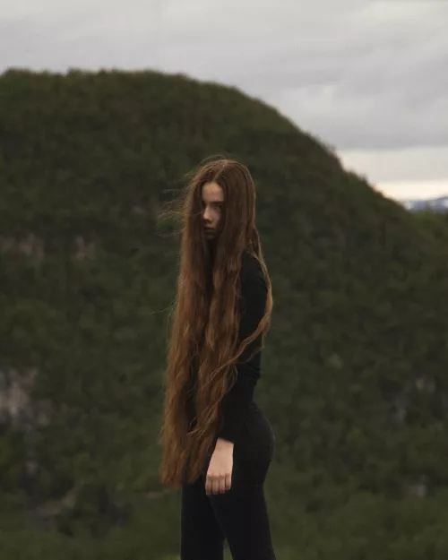 Photo of my gf taken in northern Norway, where we live. Tell me what you think about her; DMs open. [21yo]