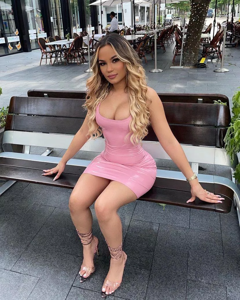 Pick dresses are so sexy Pick dresses are so sexy