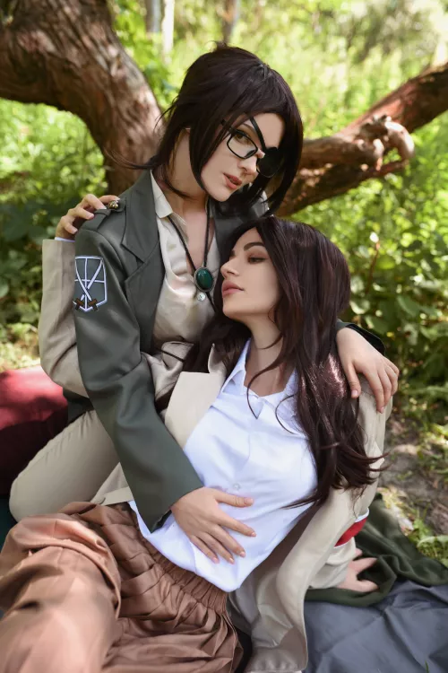 Pieck and Hanji cosplay by (kanra_cosplay and evenink on twitter) [self]