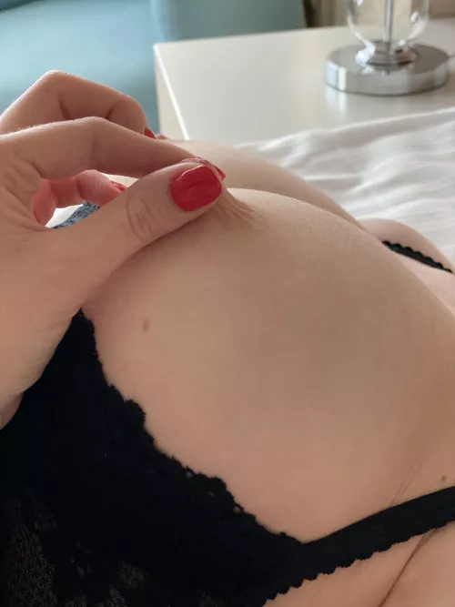 Pinching the nipple [F] [OC] [AMATEUR]